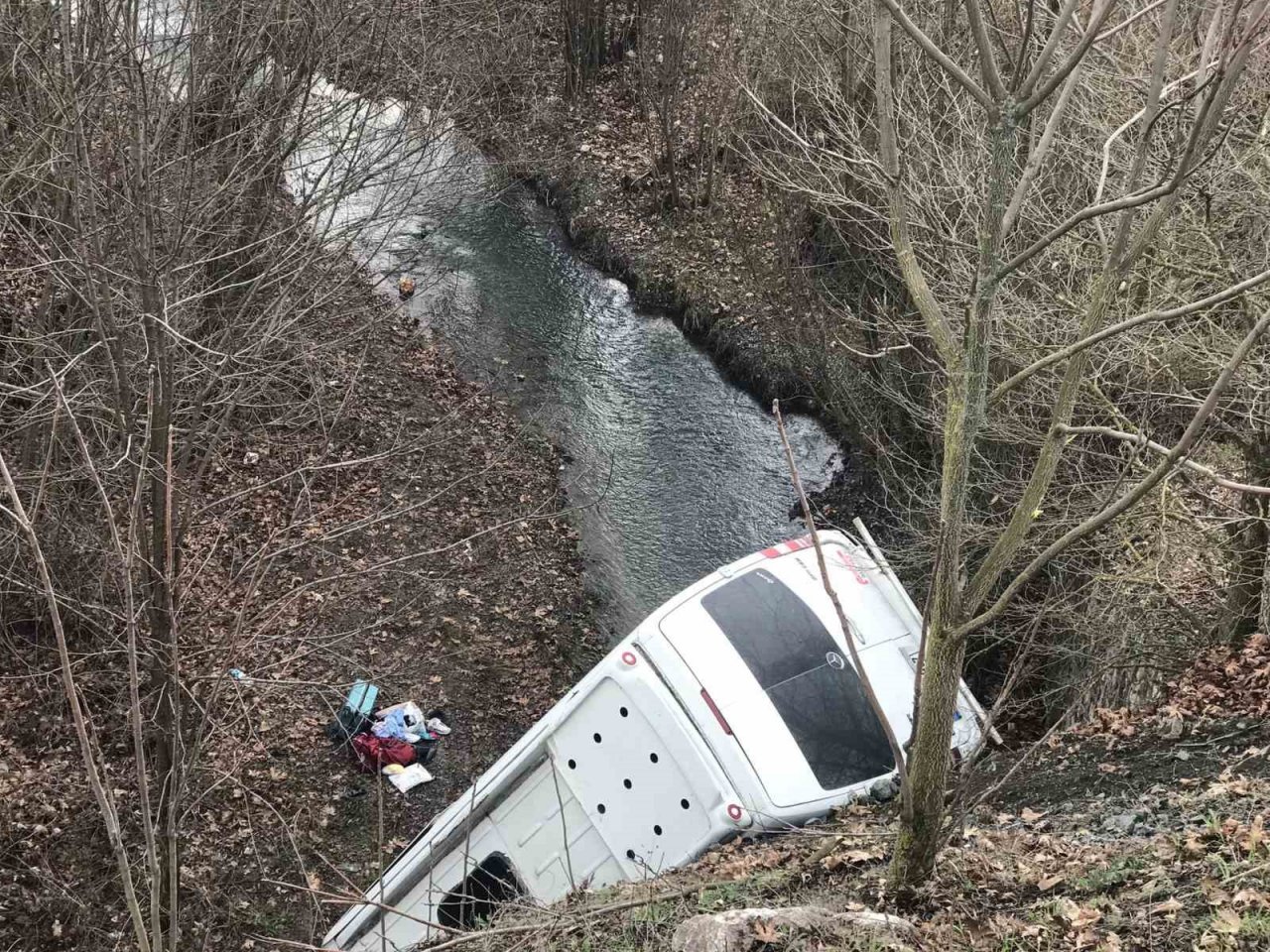 Dere yatağına düşen minibüsteki 13 kişi yaralandı