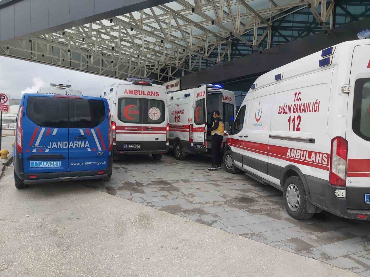 Dere yatağına düşen minibüsteki 13 kişi yaralandı