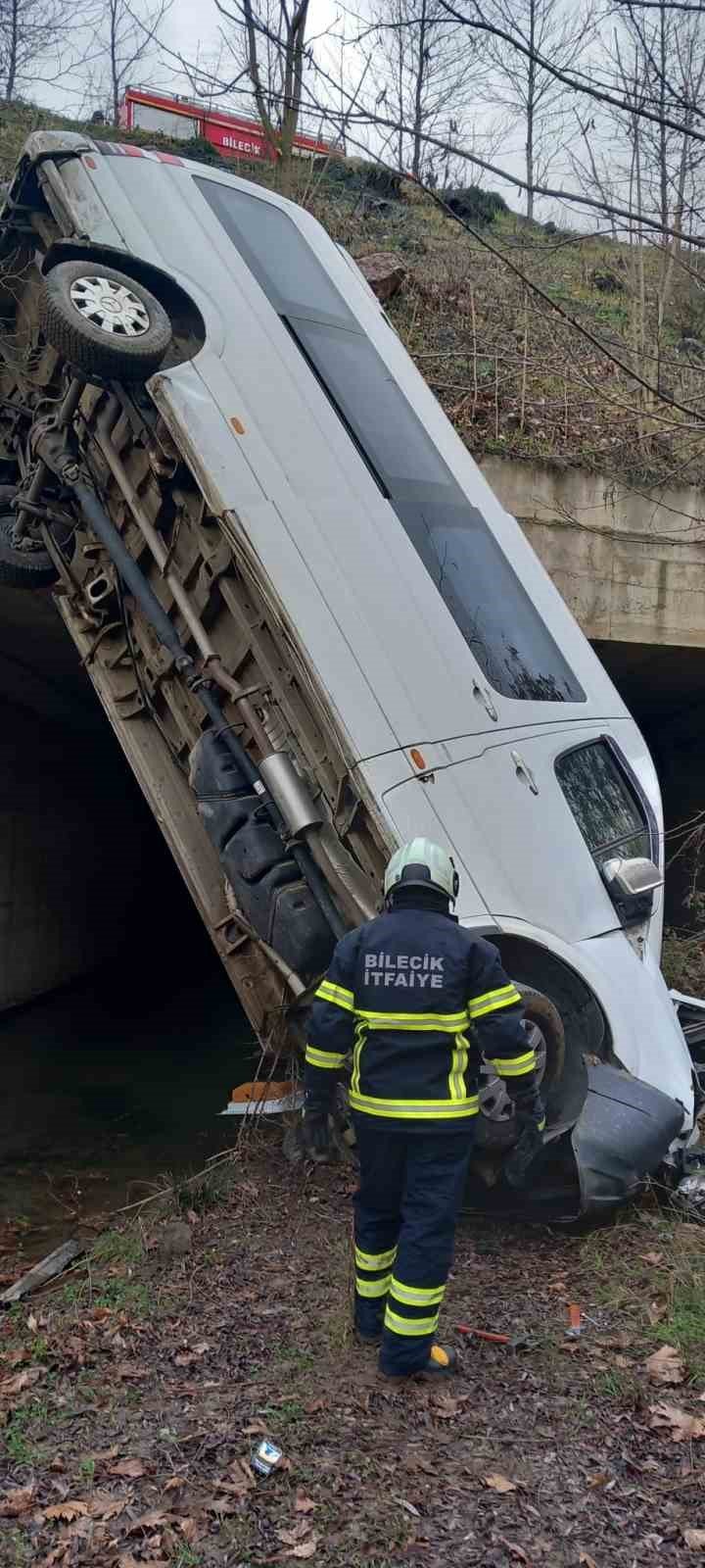 Dere yatağına düşen minibüsteki 13 kişi yaralandı