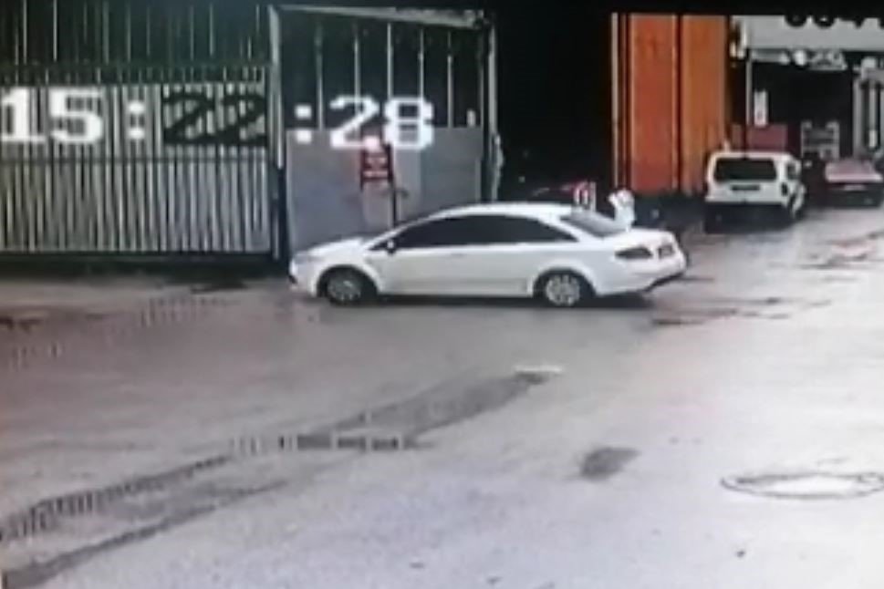 Ehliyetsiz ve kasksız sürücü ölümden döndü