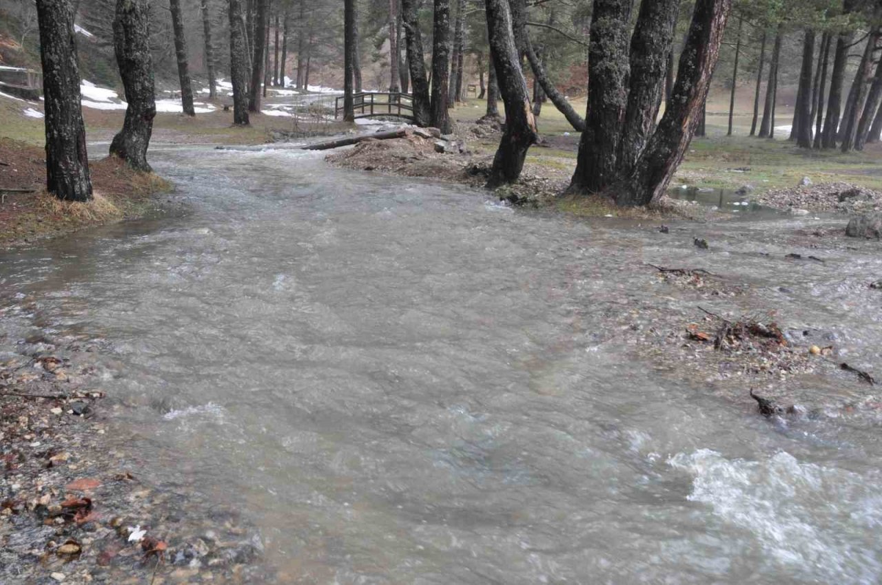 Eriyen karlar Abant Gölü ile buluştu