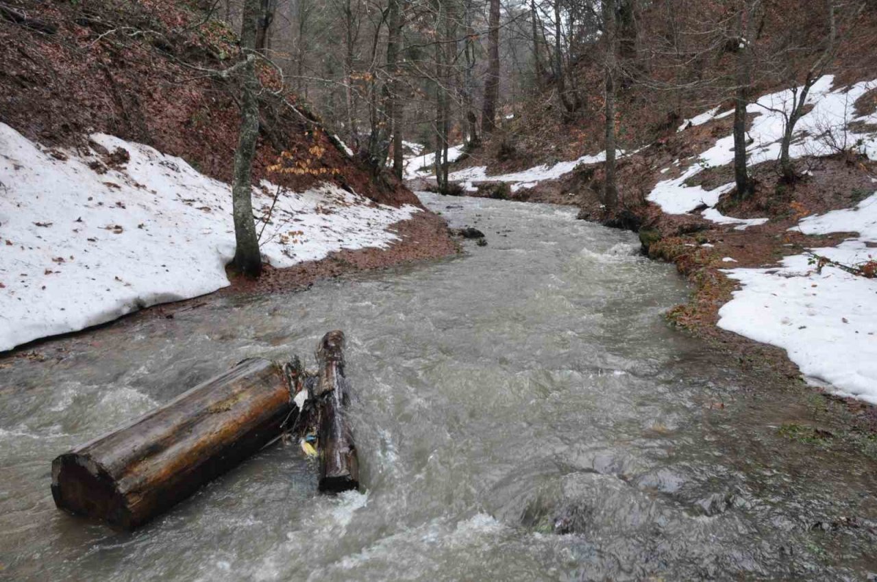 Eriyen karlar Abant Gölü ile buluştu
