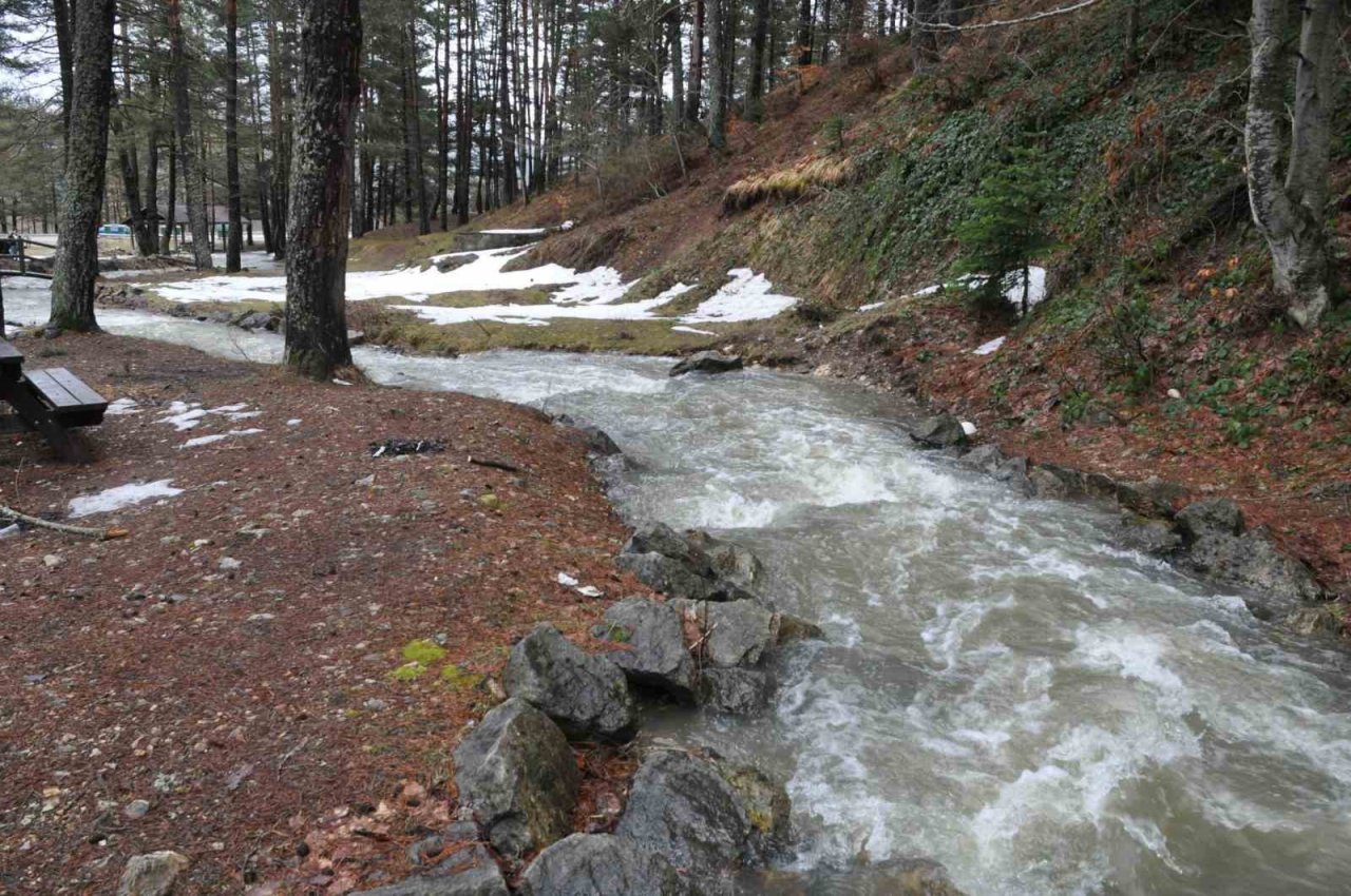 Eriyen karlar Abant Gölü ile buluştu