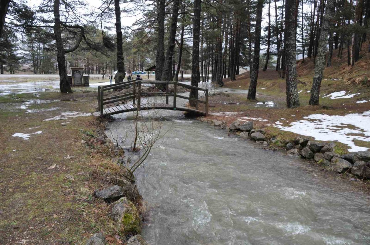 Eriyen karlar Abant Gölü ile buluştu