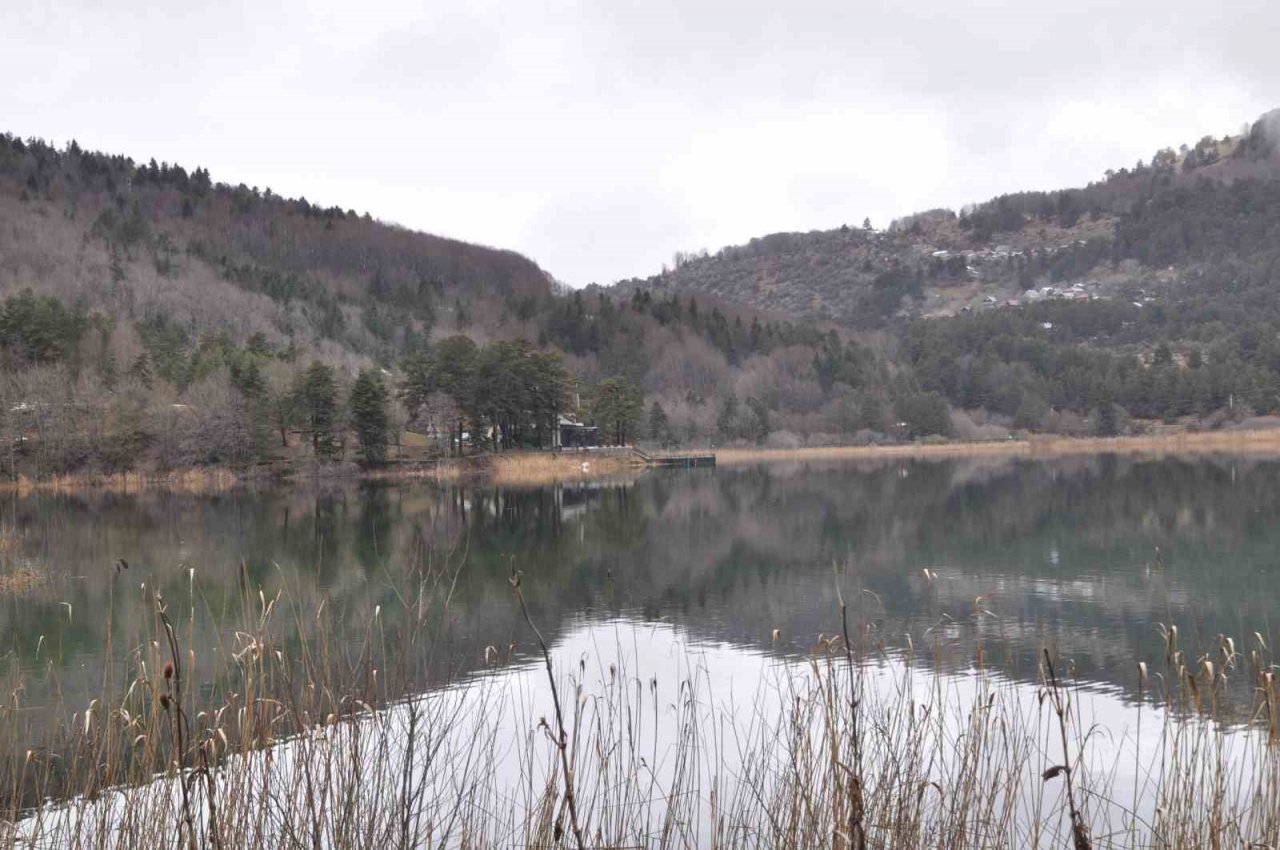 Eriyen karlar Abant Gölü ile buluştu