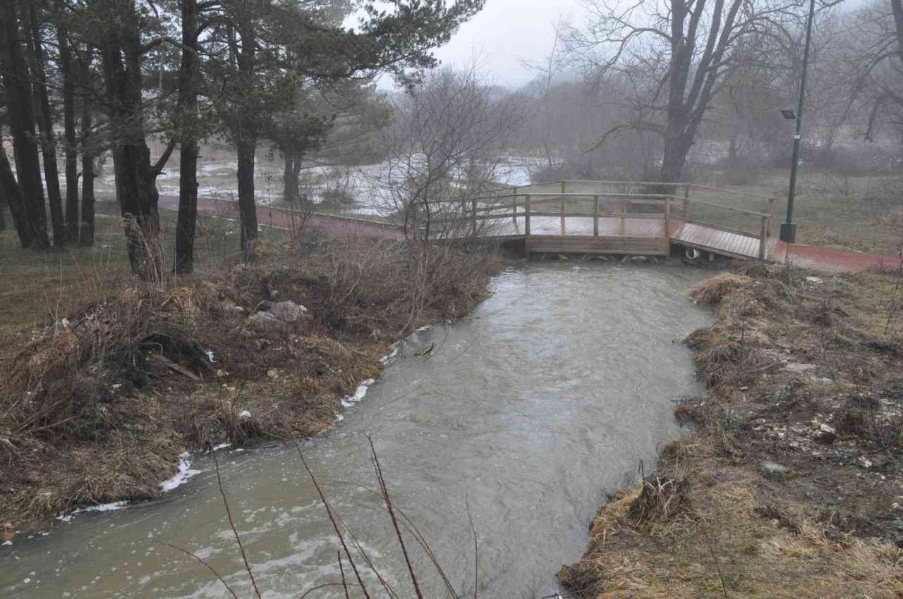 Eriyen karlar Abant Gölü ile buluştu