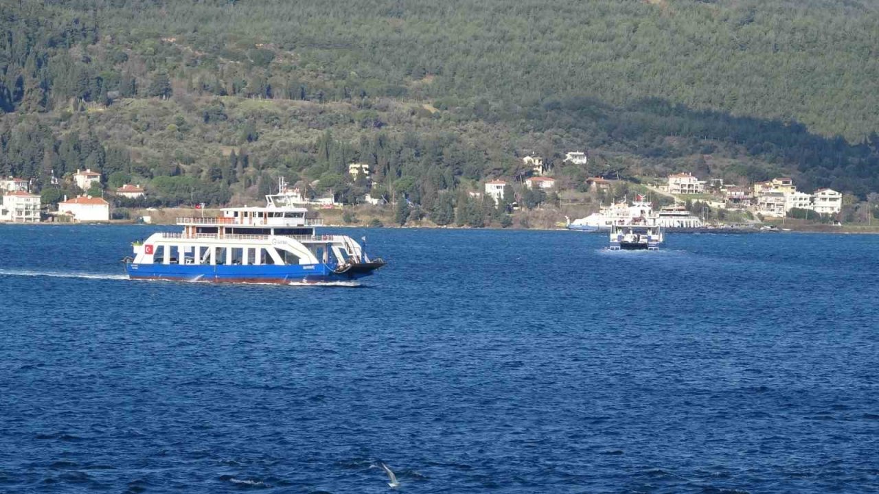 Bozcaada’ya fırtına nedeniyle bazı feribot seferleri iptal edildi