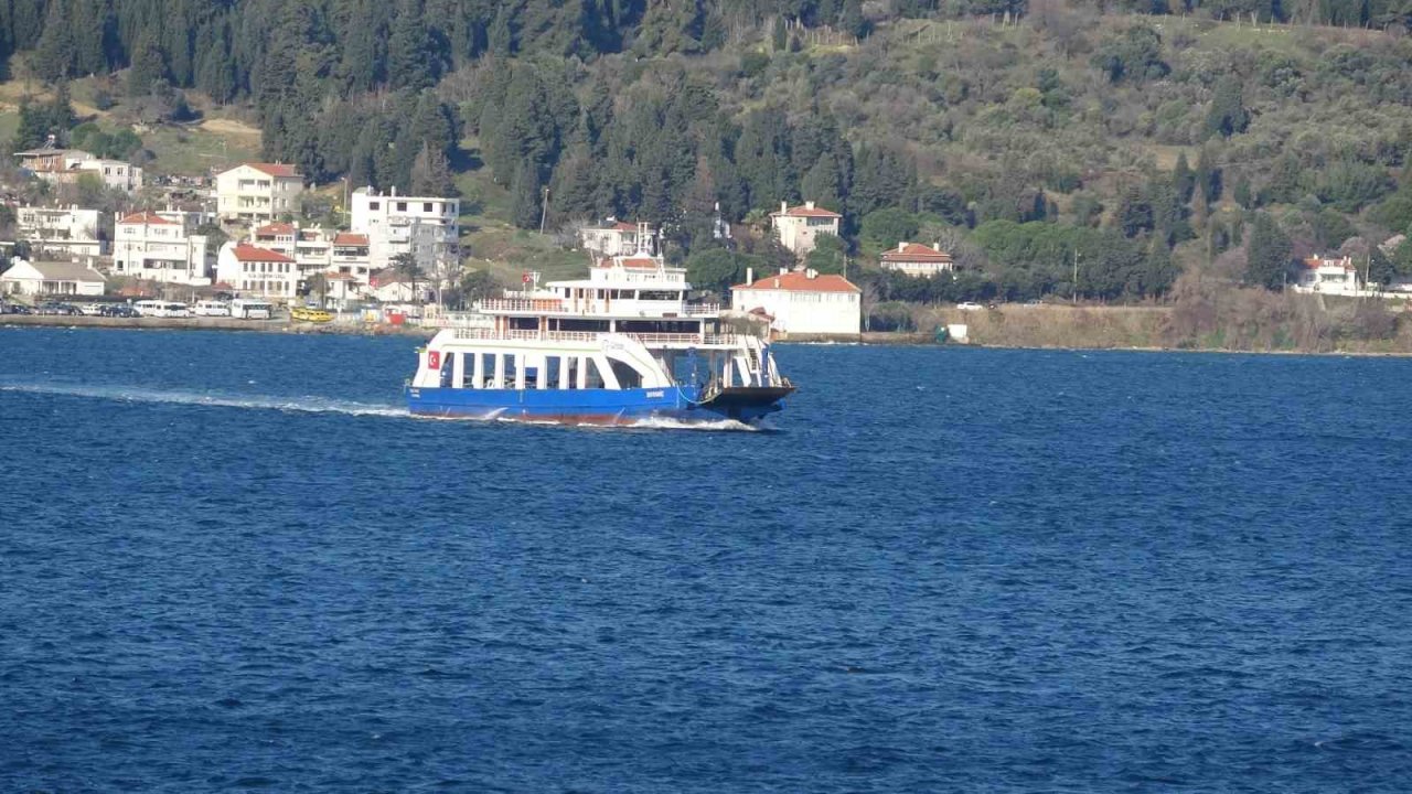 Bozcaada’ya fırtına nedeniyle bazı feribot seferleri iptal edildi