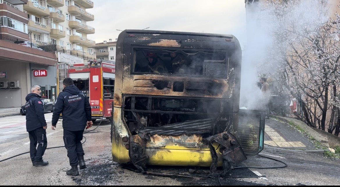 Bursa’da seyir halindeki halk otobüsü alev alev böyle yandı