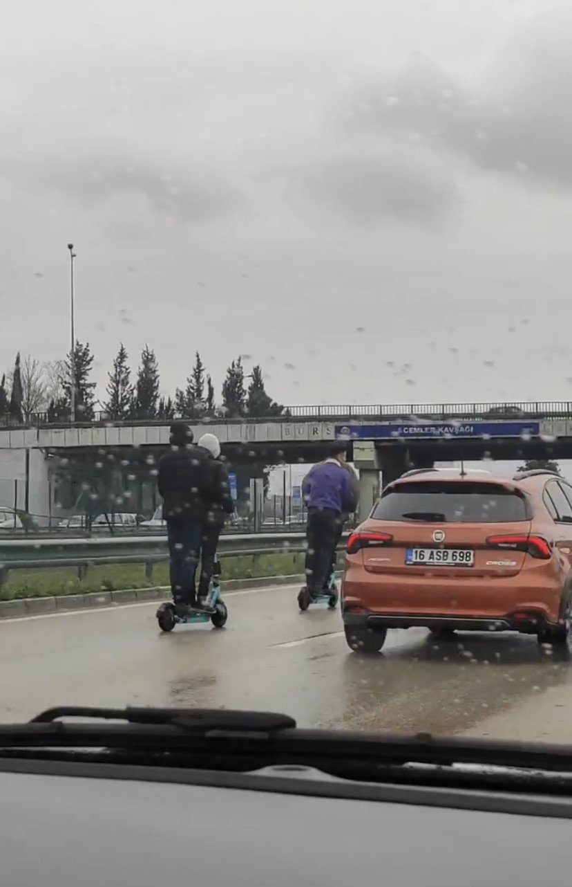 Bursa’da gençlerin tehlikeli scooter yolculuğu kamerada