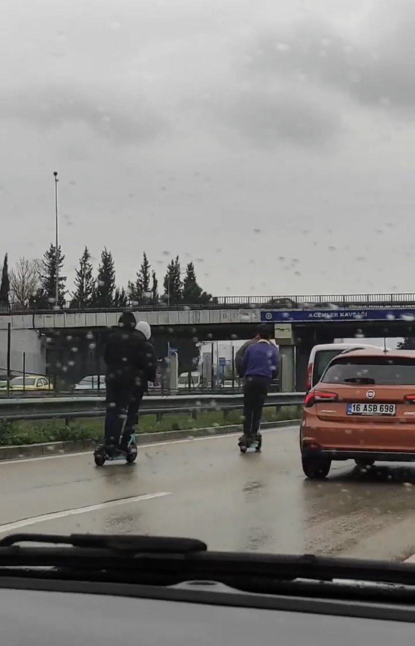 Bursa’da gençlerin tehlikeli scooter yolculuğu kamerada