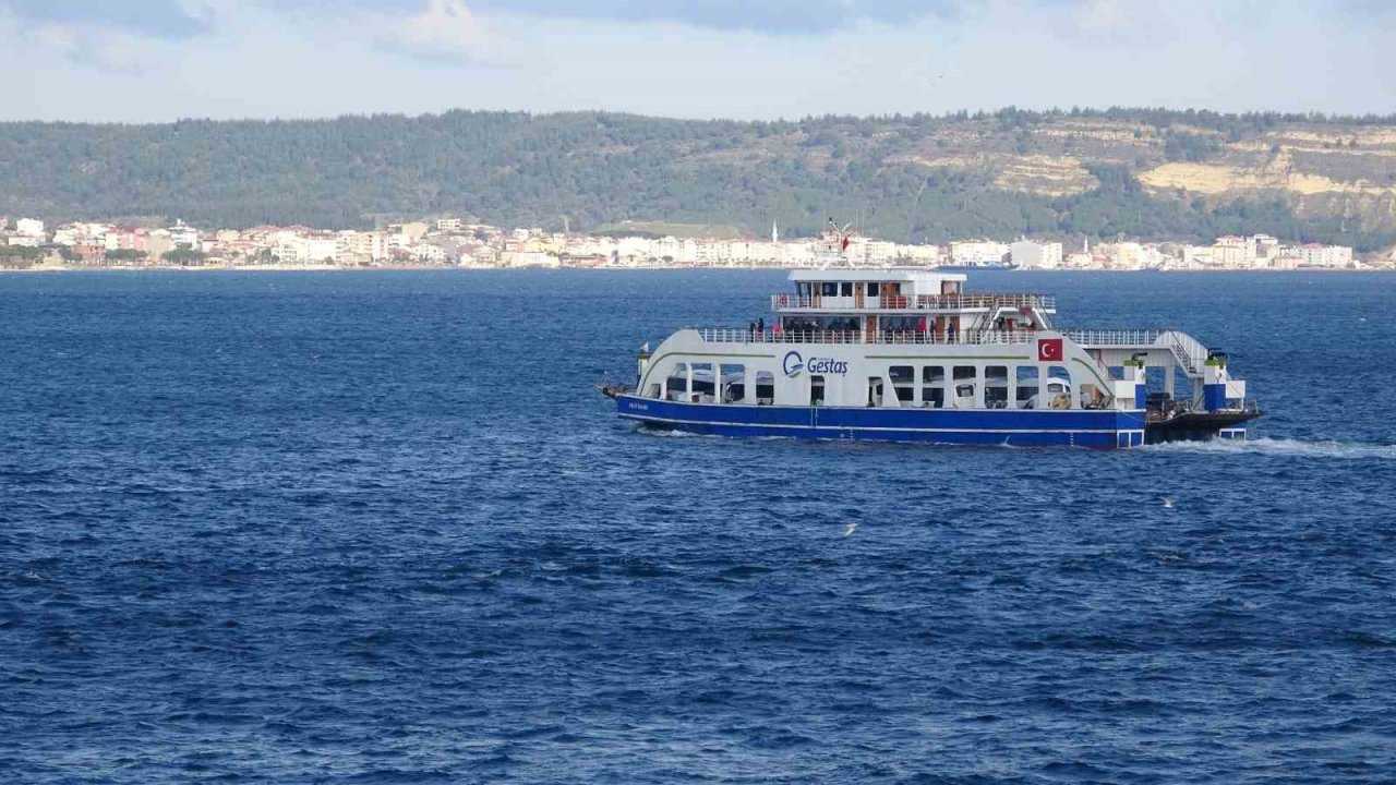 Bozcaada’ya fırtına nedeniyle bazı feribot seferleri iptal edildi
