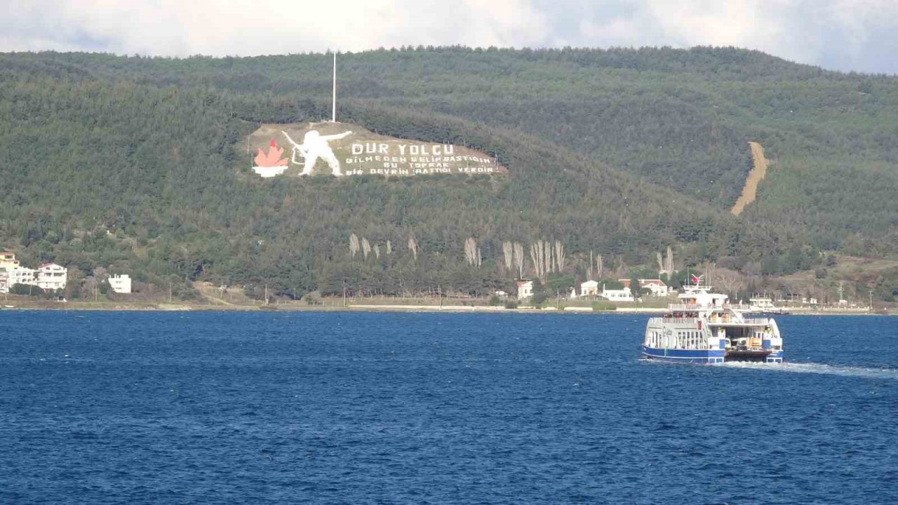 Bozcaada’ya fırtına nedeniyle bazı feribot seferleri iptal edildi