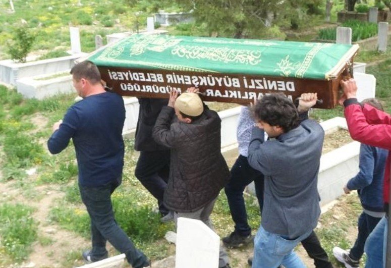 Çocuğunun gözü önünde öldürülen anne toprağa verildi