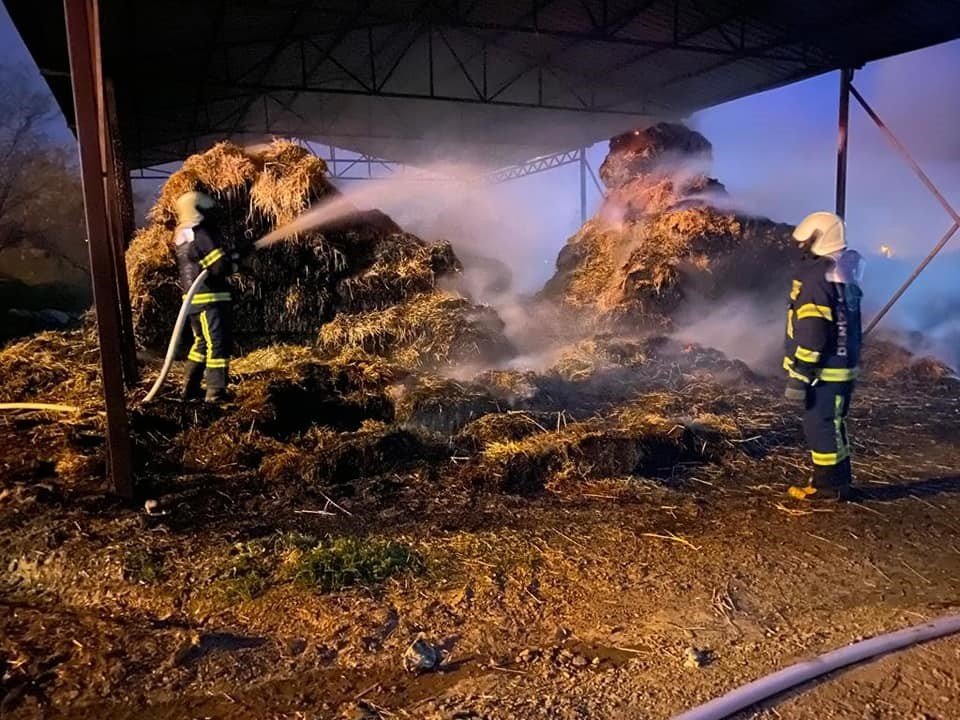 Binlerce balya saman alev alev yandı