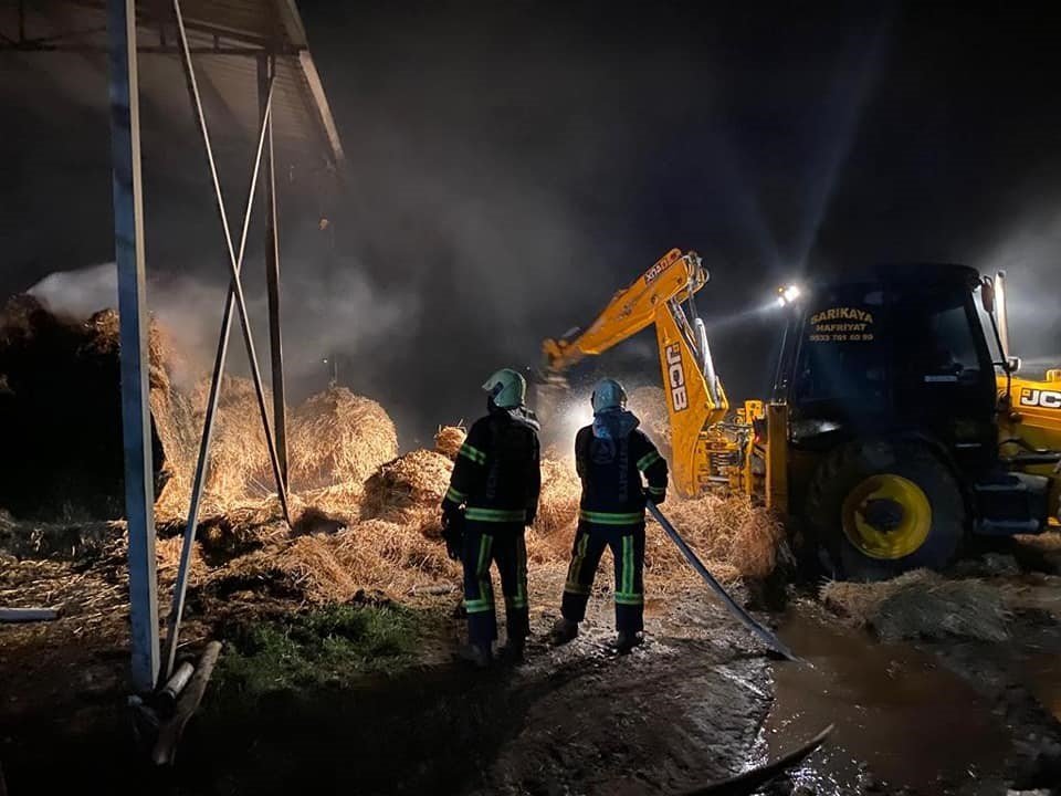 Binlerce balya saman alev alev yandı