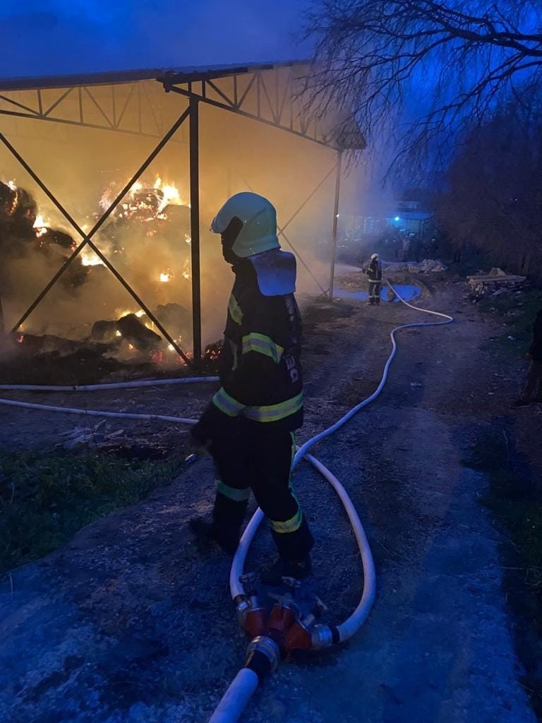 Binlerce balya saman alev alev yandı