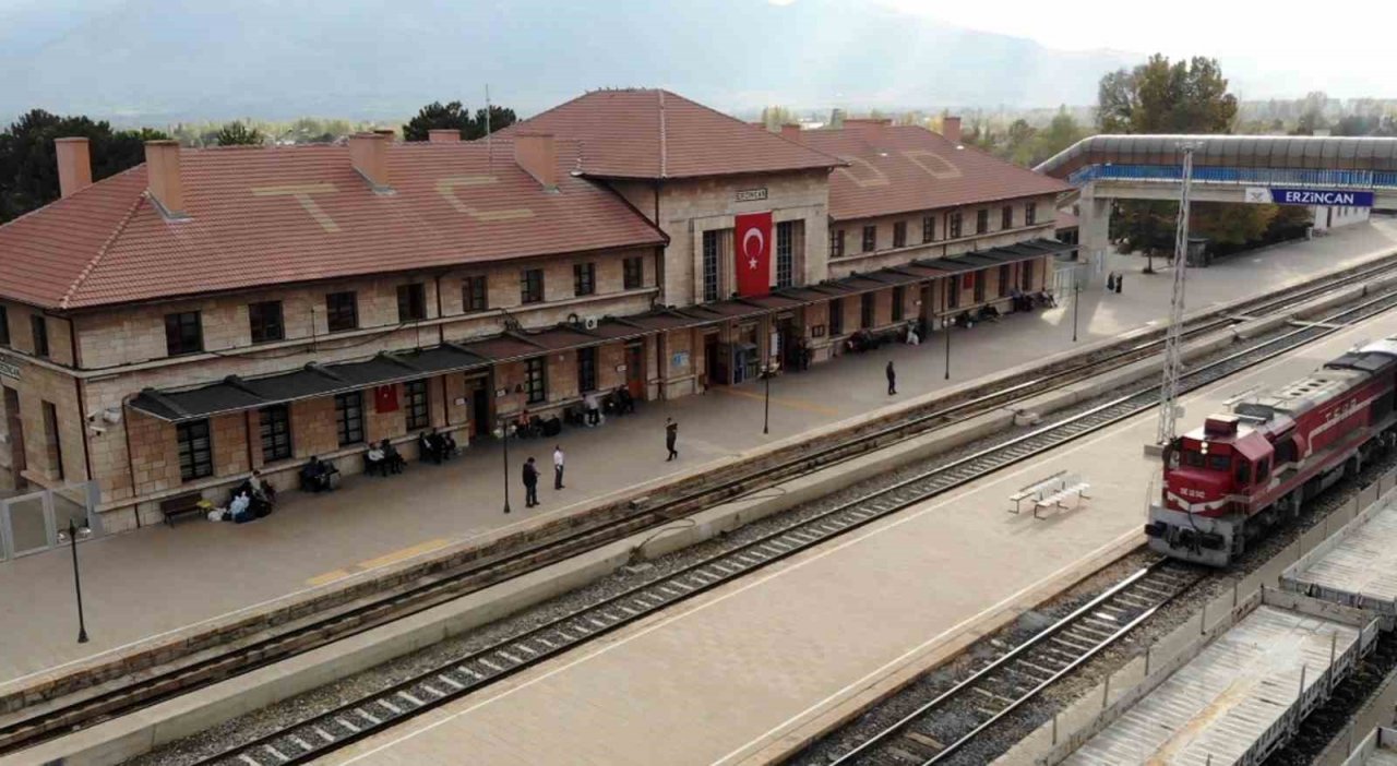 Depremlerin yıkamadığı bina: Erzincan Tren Garı