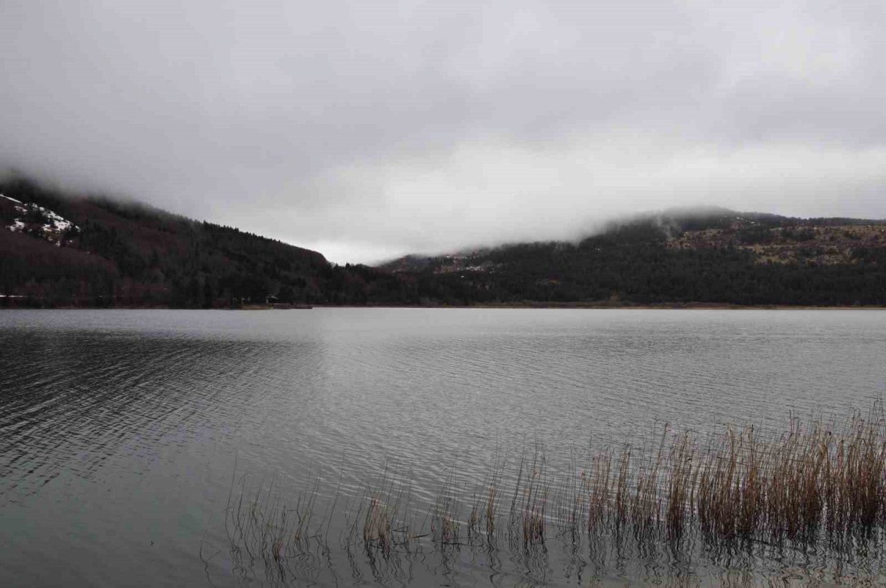 Eriyen karlar Abant Gölü ile buluştu