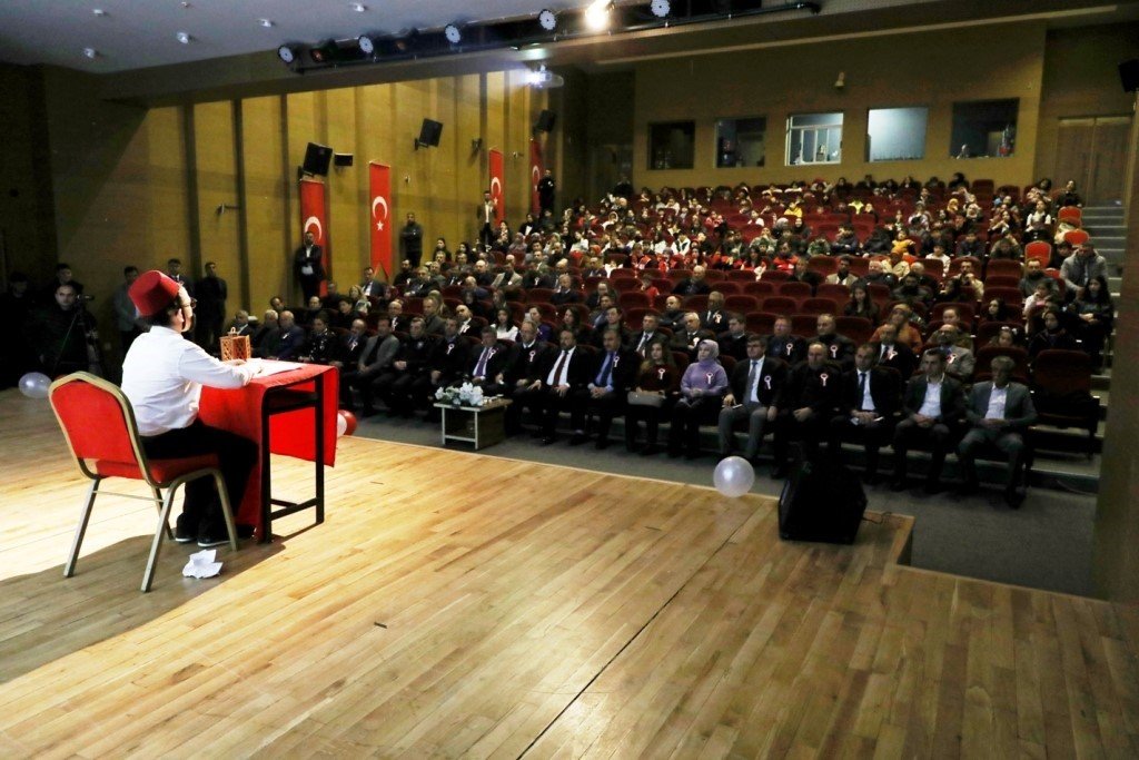 Sahnede istiklal şairini anlattılar