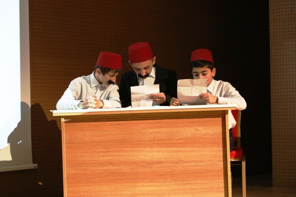 Sahnede istiklal şairini anlattılar