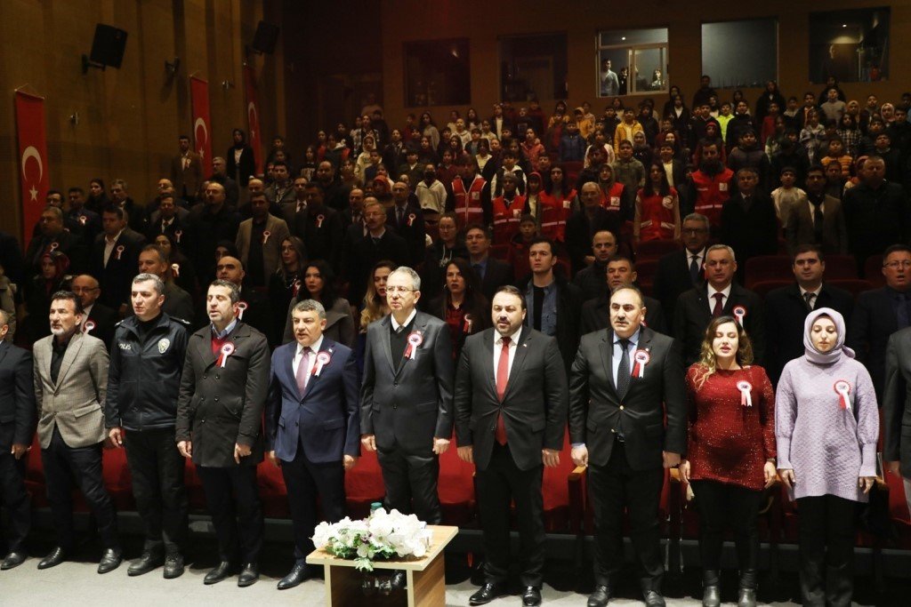 Sahnede istiklal şairini anlattılar