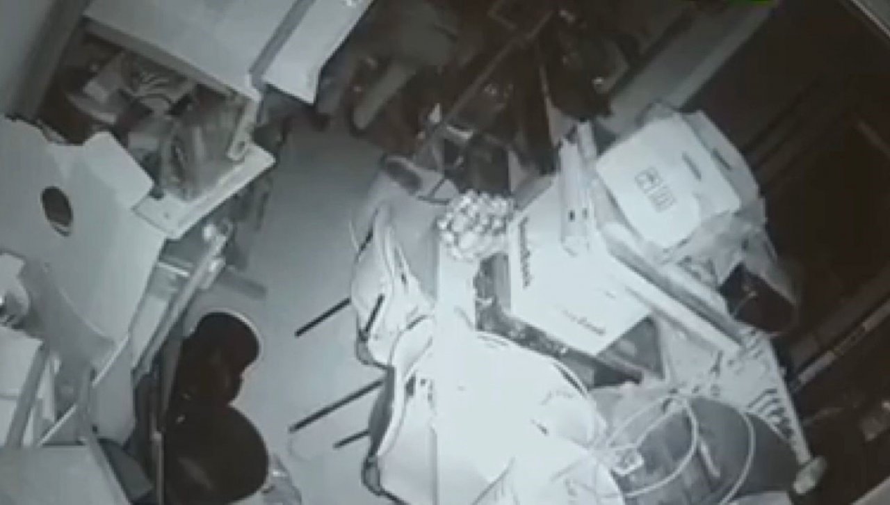 Kağıthane’de kablo hırsızlığı kamerada: İşyerinden 4 bin lira değerinde kablo çaldı