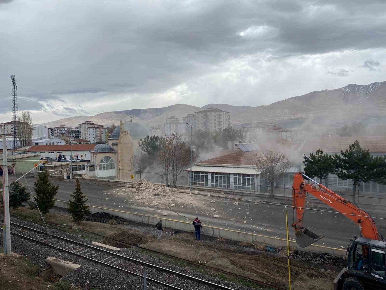 Niğde’de depremde hasar alan minare yıkıldı