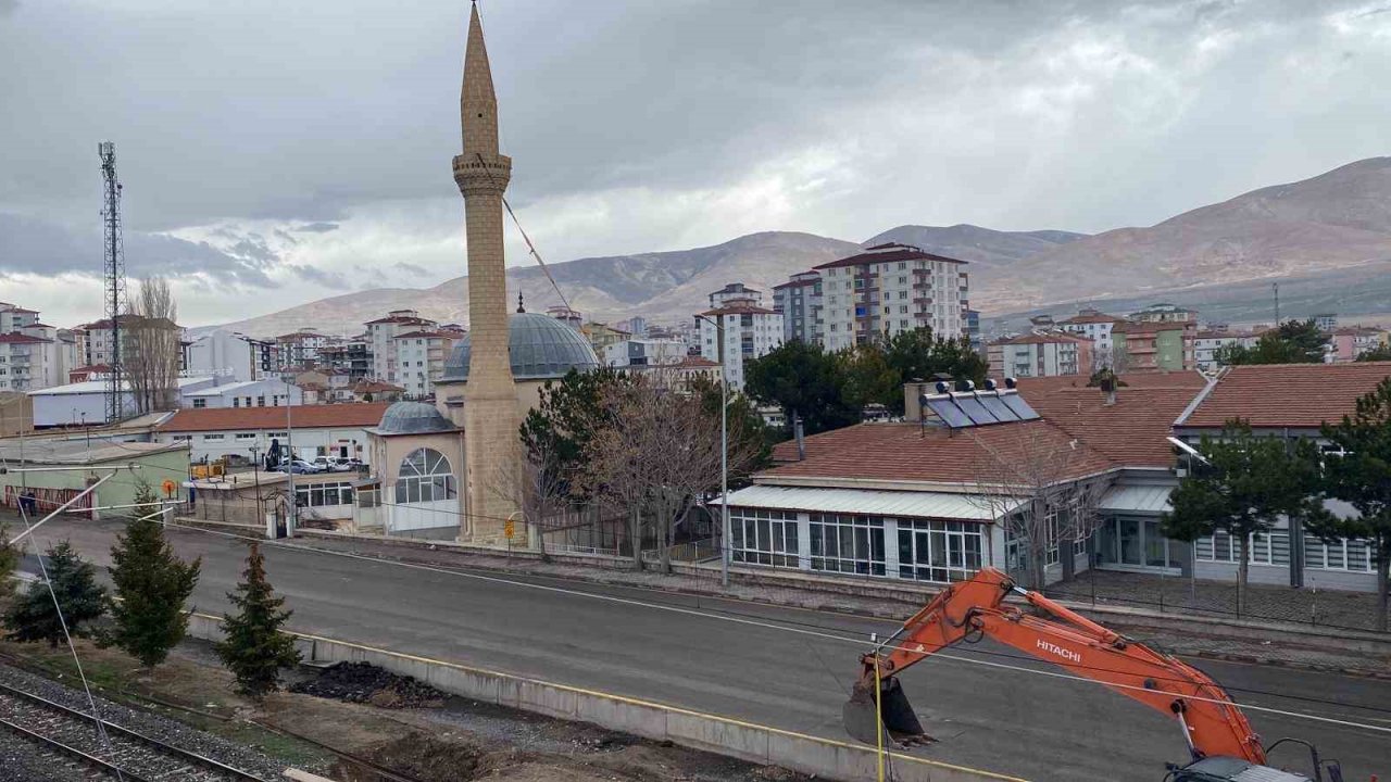 Niğde’de depremde hasar alan minare yıkıldı