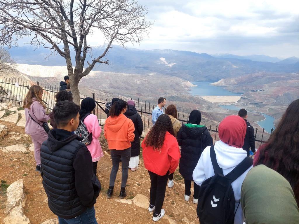 Siirt’te ağırlanan depremzedeler kentin tarihi ve kültürel yerlerini gezdi