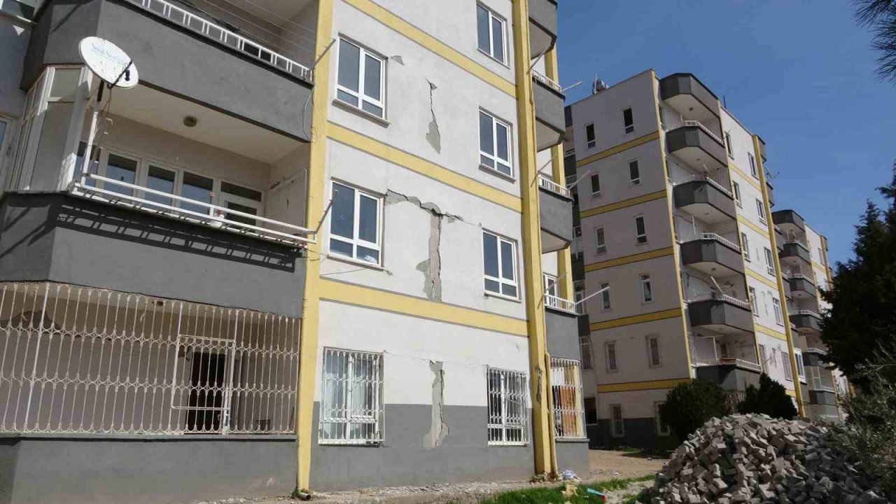 Deprem öncesinde kentsel dönüşüm istedikleri binalar, ağır hasar aldı