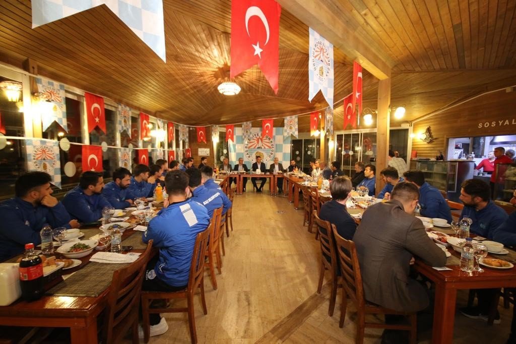 Başkan Ulutaş futbolcularla bir araya geldi