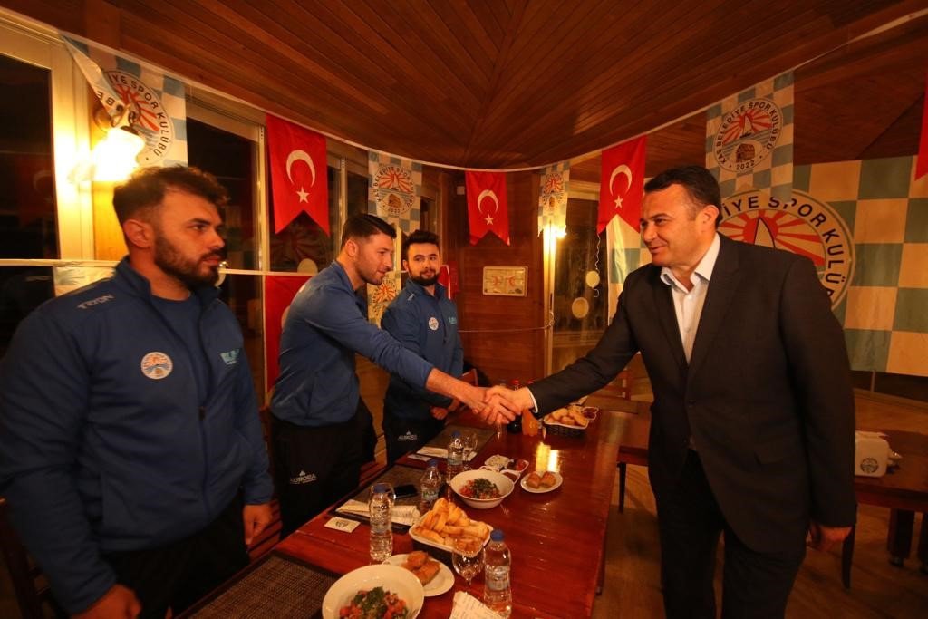 Başkan Ulutaş futbolcularla bir araya geldi