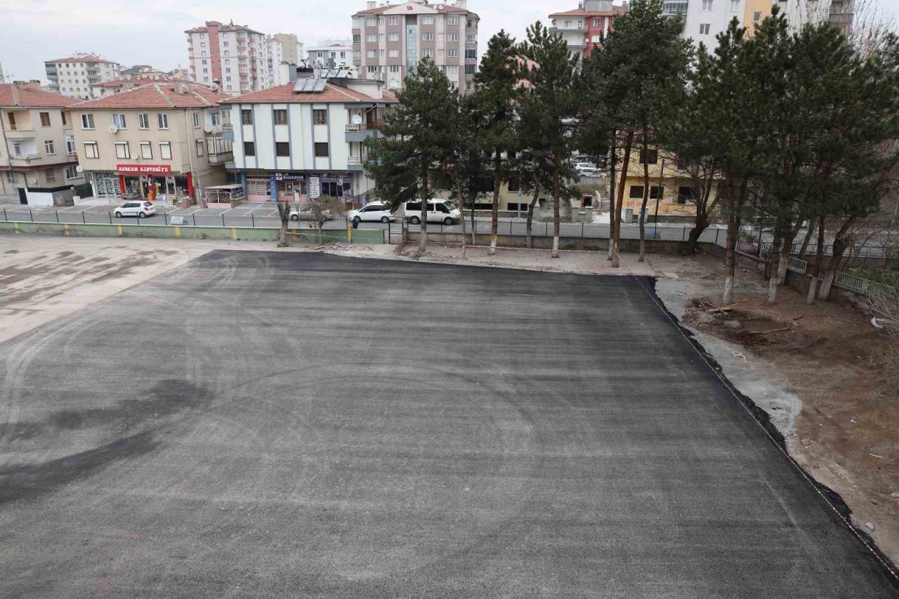 Büyükşehir, yıkımını tamamladığı okulun bahçesine asfalt döktü