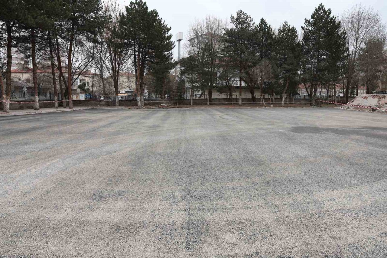 Büyükşehir, yıkımını tamamladığı okulun bahçesine asfalt döktü