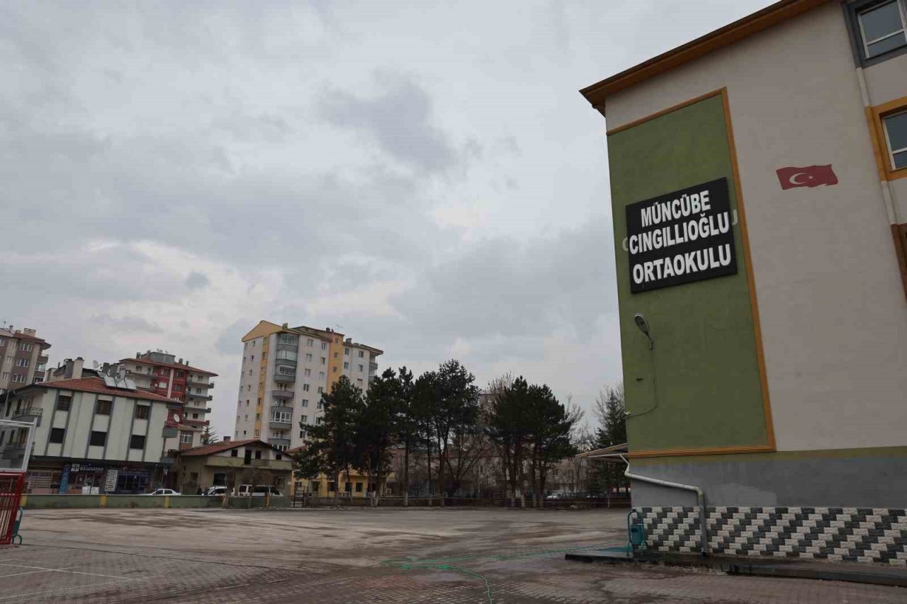 Büyükşehir, yıkımını tamamladığı okulun bahçesine asfalt döktü