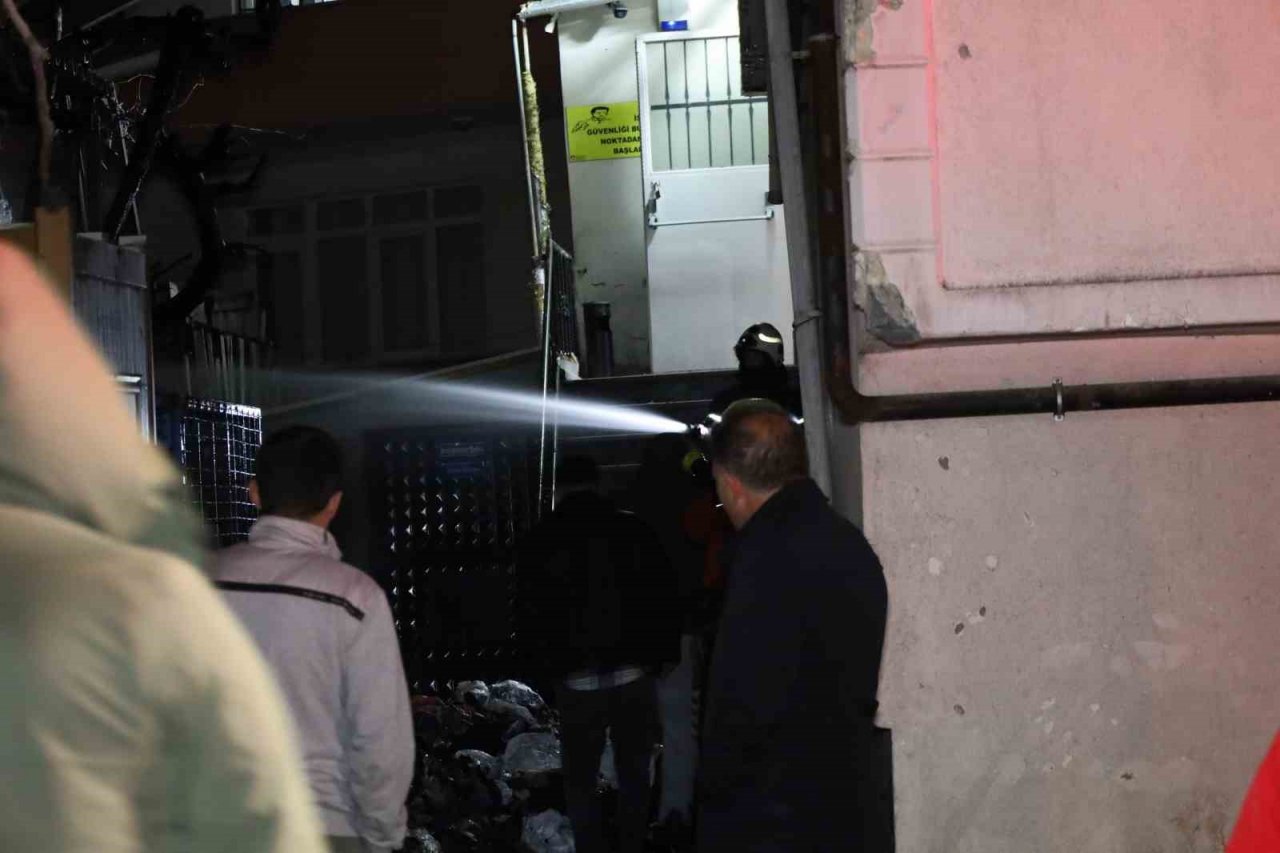 Sigara izmariti tekstil atölyesindeki atık kumaşları yaktı