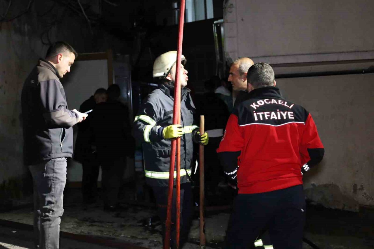 Sigara izmariti tekstil atölyesindeki atık kumaşları yaktı