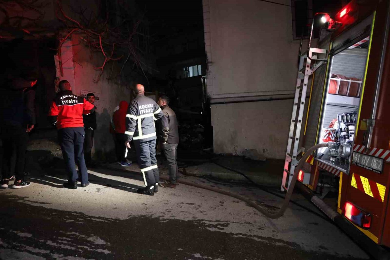 Sigara izmariti tekstil atölyesindeki atık kumaşları yaktı