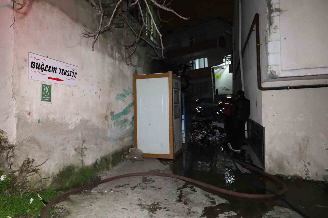 Sigara izmariti tekstil atölyesindeki atık kumaşları yaktı