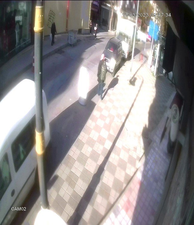 Maltepe’de gündüz vakti çanta hırsızlığı kameraya yansıdı