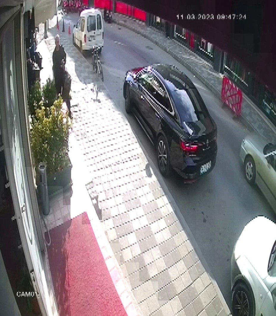 Maltepe’de gündüz vakti çanta hırsızlığı kameraya yansıdı