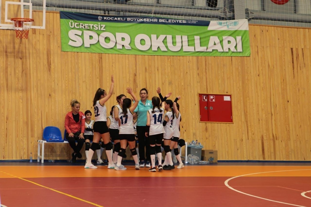 Derincespor’un midi kızlarından galibiyet