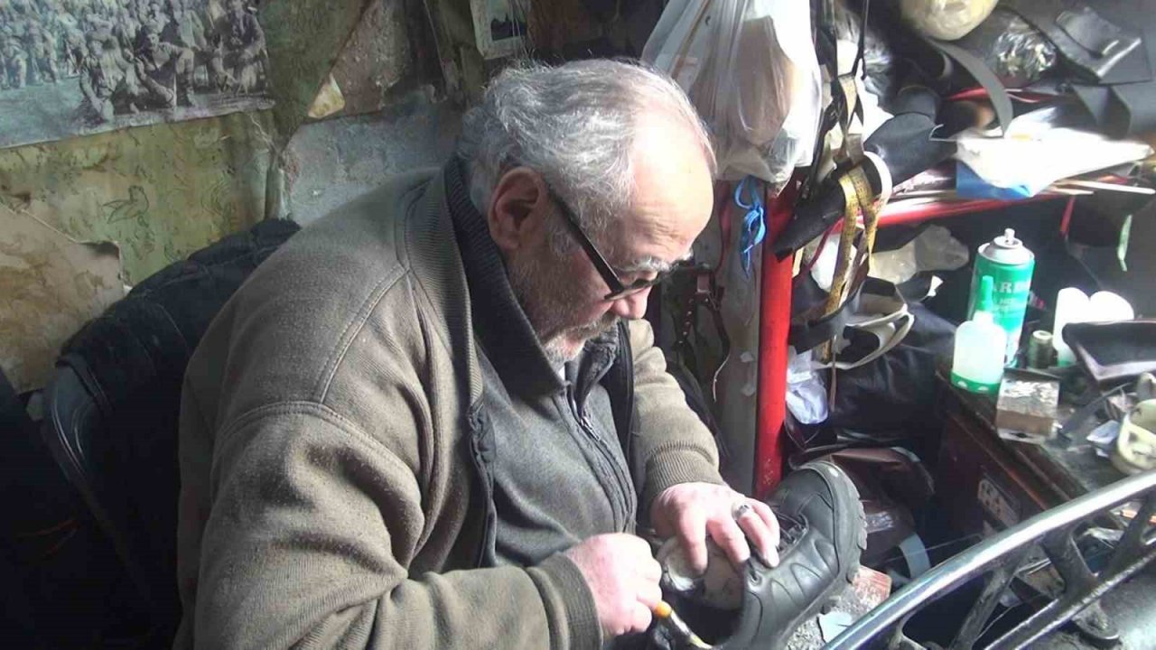 Ailesinin 250 yıldır sürdürdüğü deri ustalığını 5 metrekarelik dükkanda yaşatıyor