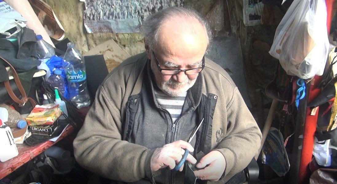 Ailesinin 250 yıldır sürdürdüğü deri ustalığını 5 metrekarelik dükkanda yaşatıyor