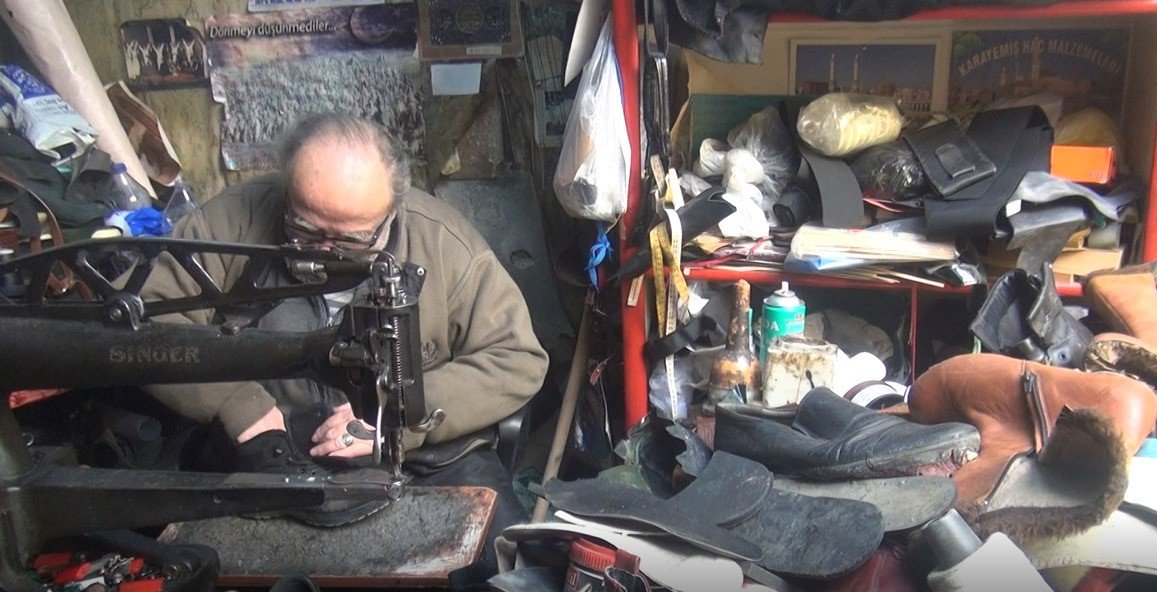 Ailesinin 250 yıldır sürdürdüğü deri ustalığını 5 metrekarelik dükkanda yaşatıyor