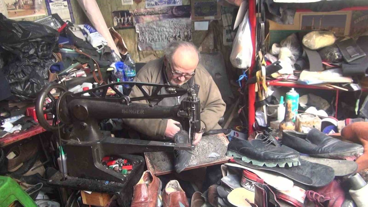 Ailesinin 250 yıldır sürdürdüğü deri ustalığını 5 metrekarelik dükkanda yaşatıyor