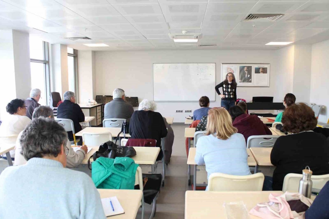 Selçuk Belediyesinin yabancı dil kurslarına yoğun ilgi