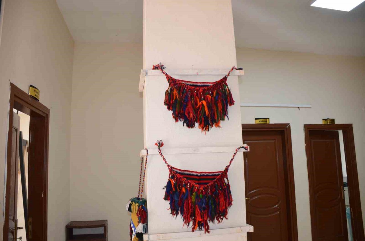 Şenobalı kadınlar hem bin yıllık geleneklerini yaşatıyorlar, hem de ev ekonomisine katkı sağlıyorlar