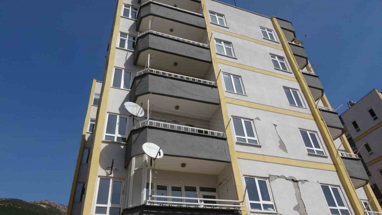 Deprem öncesinde kentsel dönüşüm istedikleri binalar, ağır hasar aldı